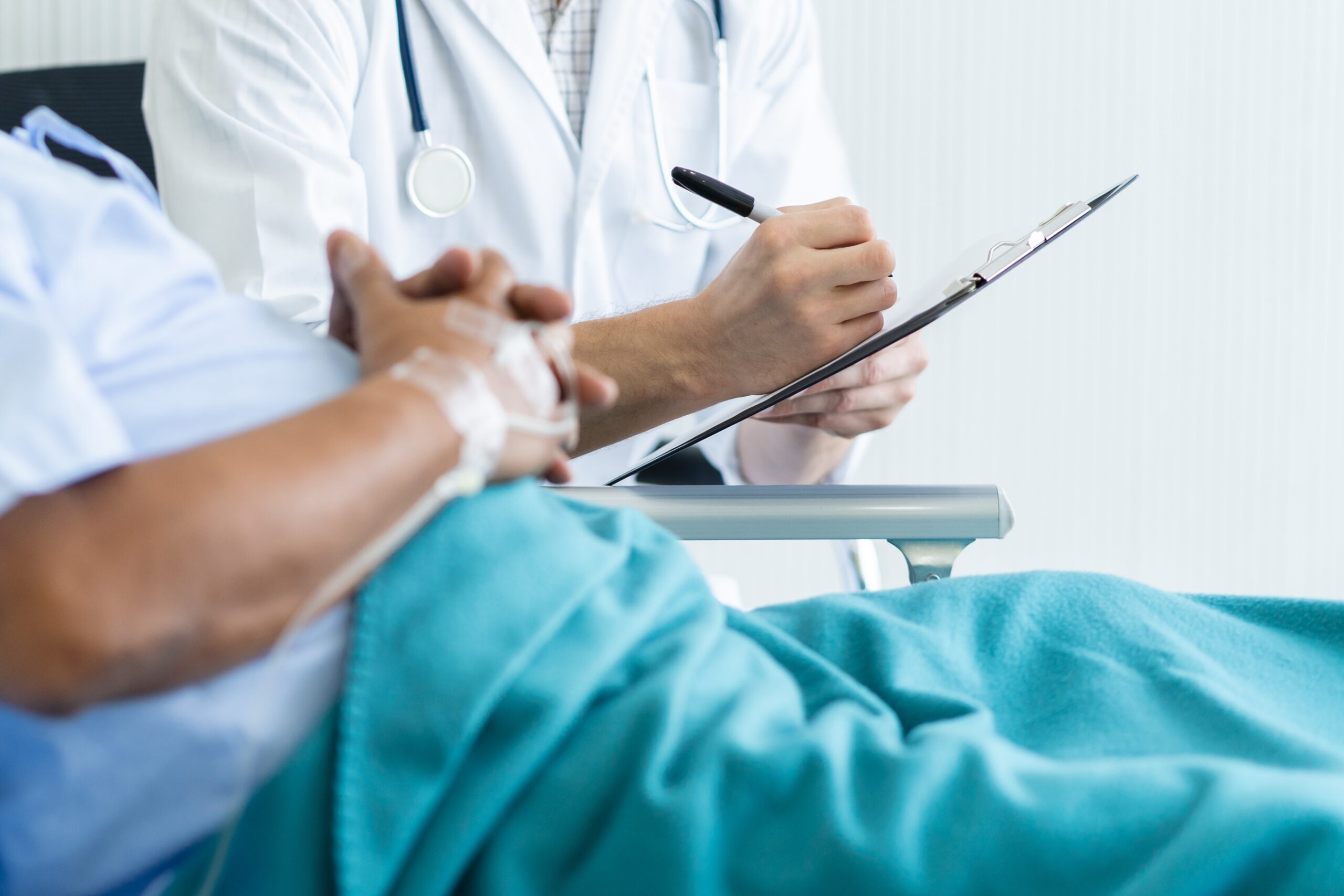 Doctor,Talking,To,Elderly,Patient,On,The,Bed,In,Hospital.